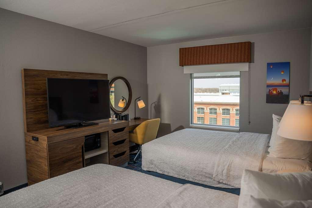Hampton Inn & Suites Erie Bayfront Room photo