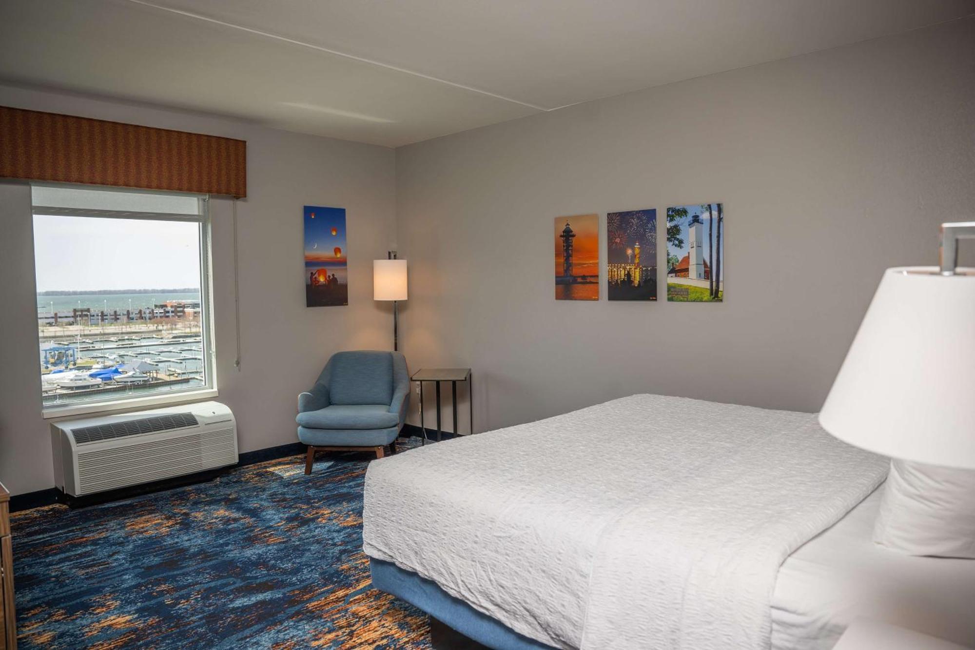 Hampton Inn & Suites Erie Bayfront Exterior photo