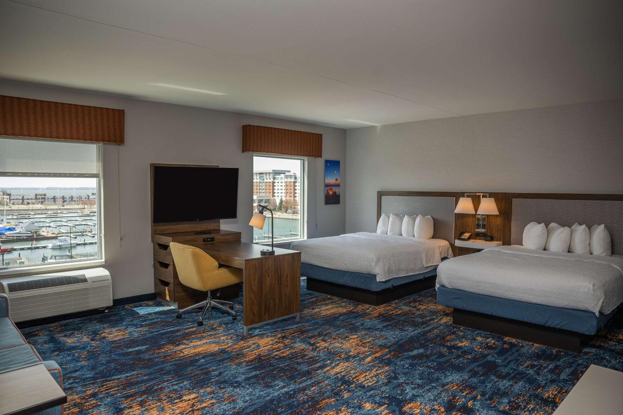 Hampton Inn & Suites Erie Bayfront Exterior photo