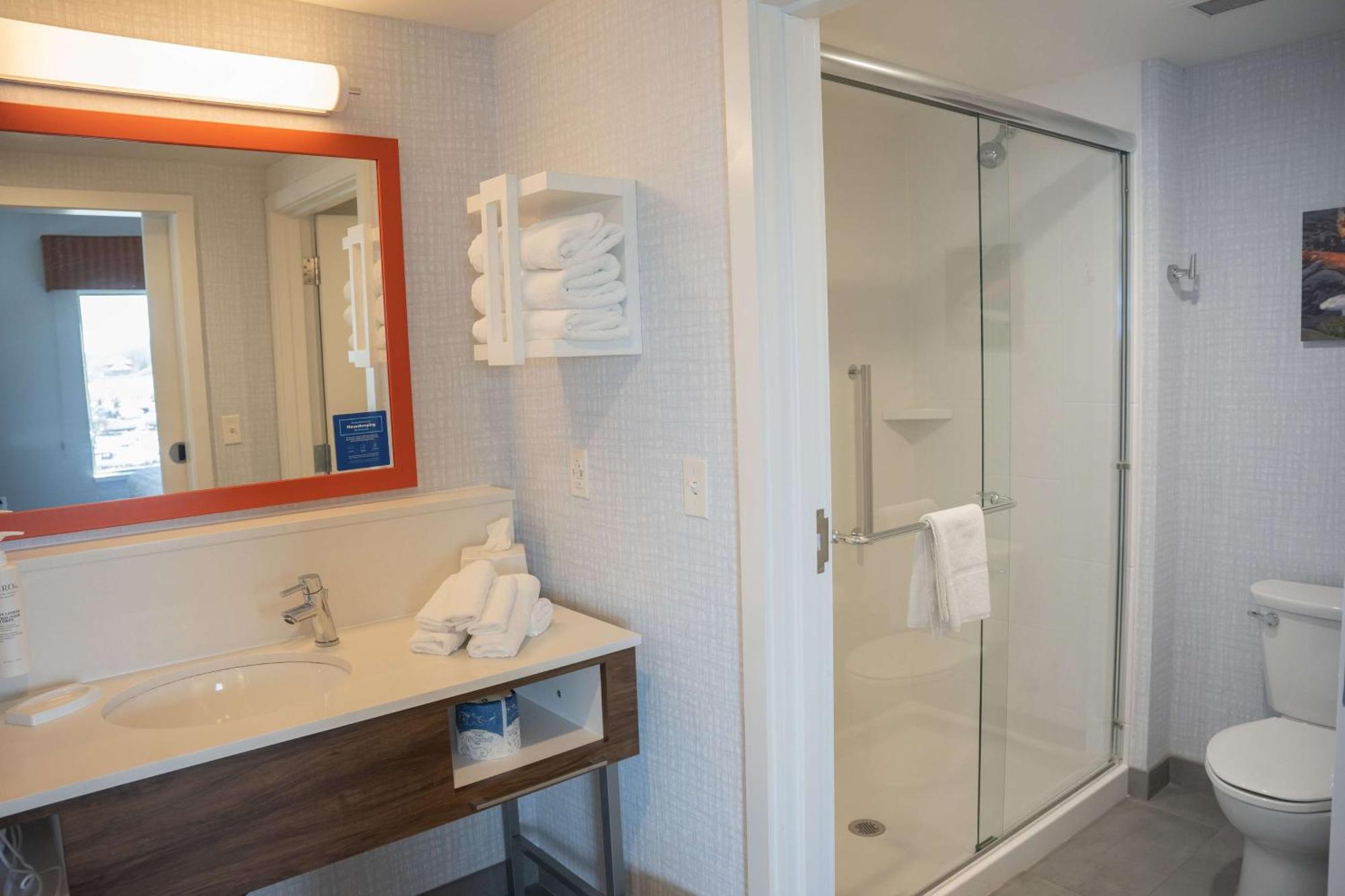 Hampton Inn & Suites Erie Bayfront Exterior photo