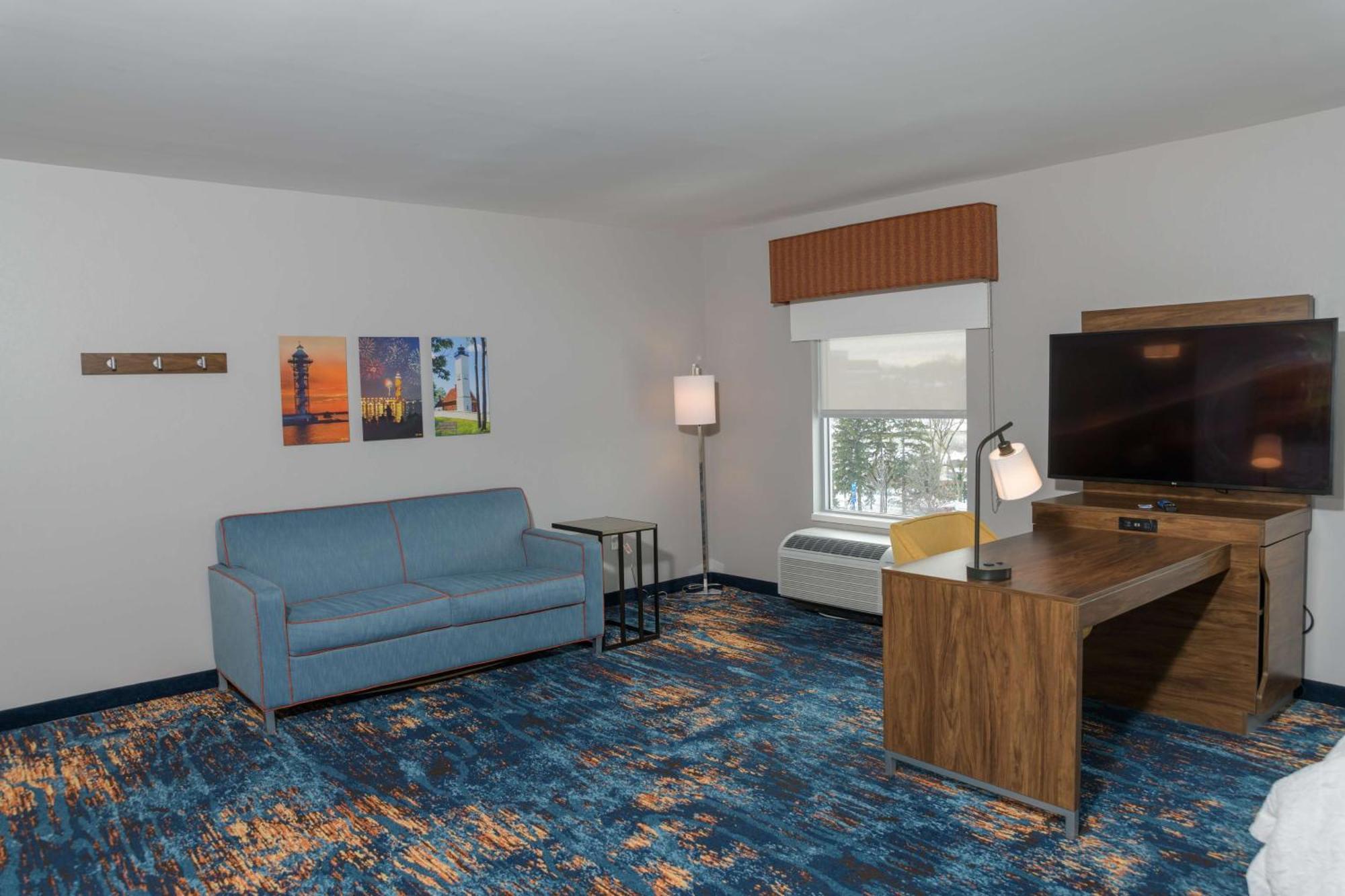 Hampton Inn & Suites Erie Bayfront Exterior photo