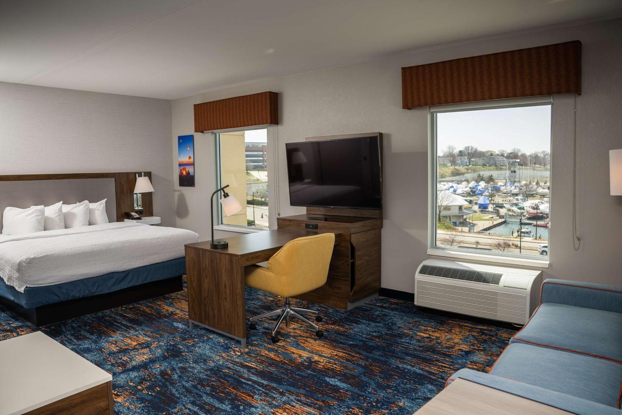 Hampton Inn & Suites Erie Bayfront Exterior photo